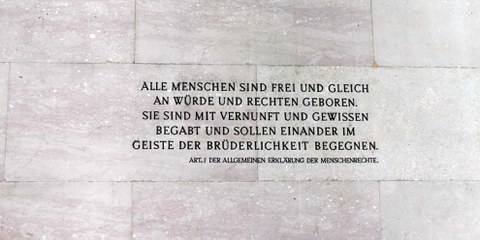 «Brüderlichkeit» (im englischen Original: brotherhood) – ein Ausdruck des sehr weit gehenden männlichen Blicks im Jahr 1948 in Artikel 1 der AEMR.  Hier als Inschrift am Parlamentsgebäude in Wien. © Alexander Johann / flickr.com