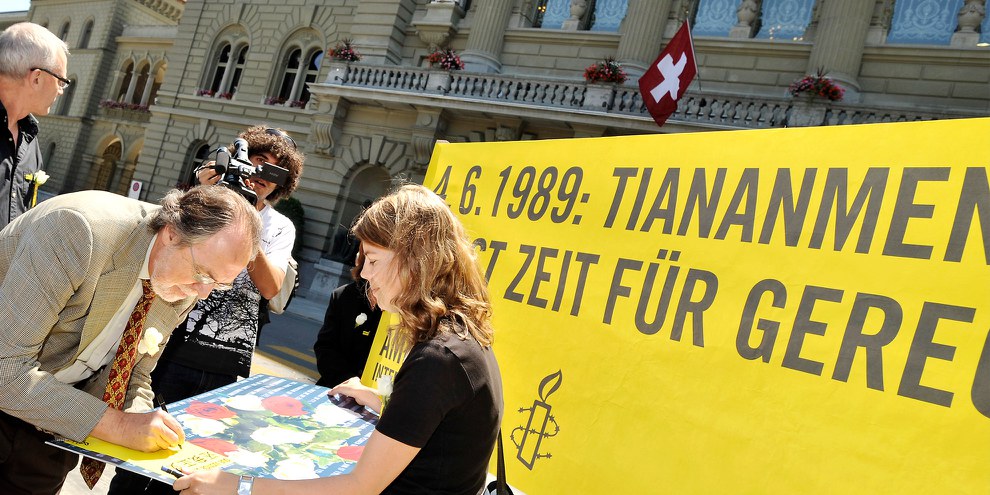 Dick Marty beim Unterzeichnen einer Amnesty-Petition 2009 © Amnesty International
