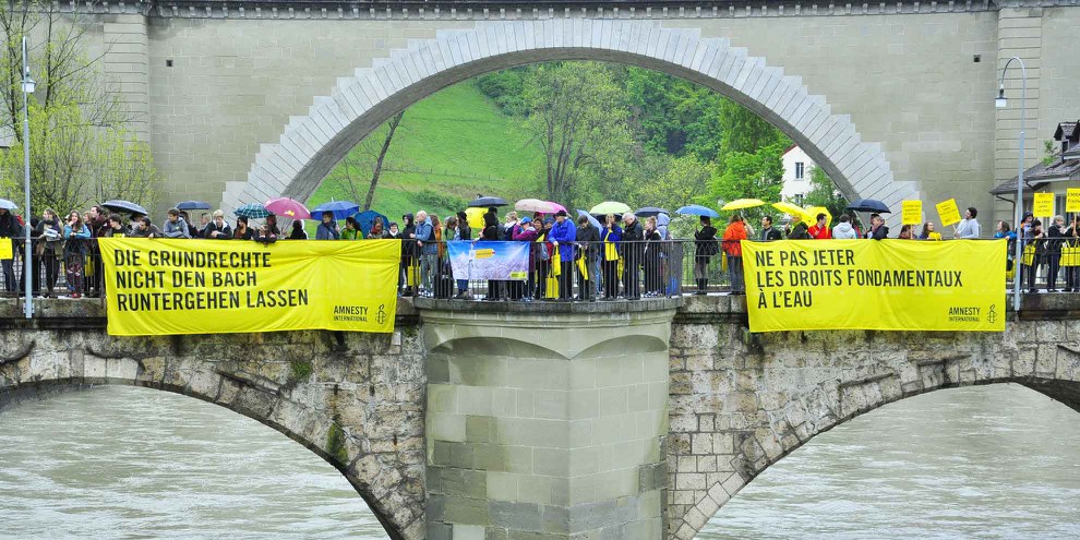 Kampagne für die Konzernverantwortungsinitiative anlässlich der Generalversammlung 2014. © Amnesty Internationa