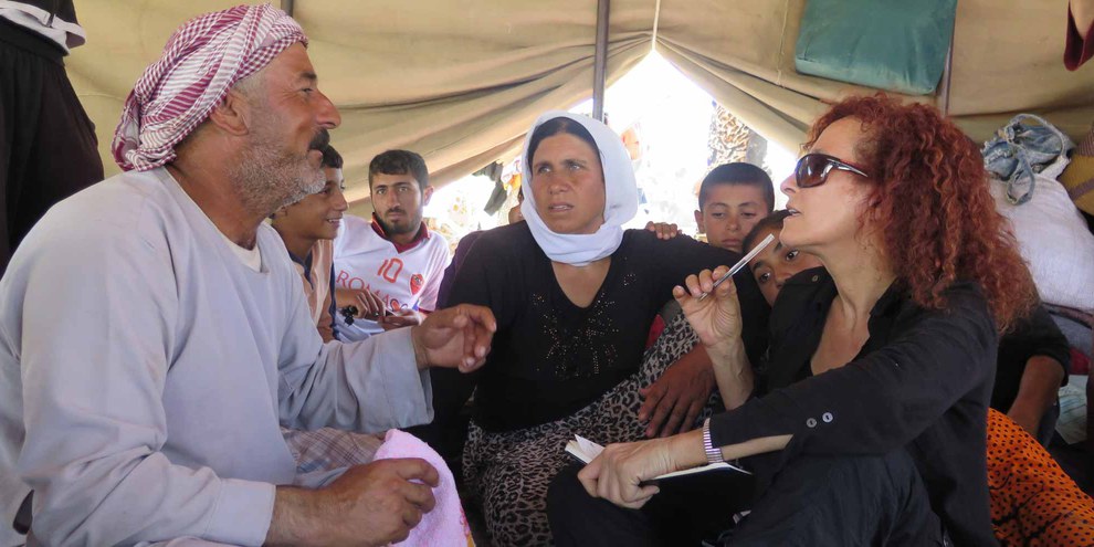 Die Amnesty-Researcherin Donatella Rovera befragt Flüchtlinge im Irak. © Amnesty International