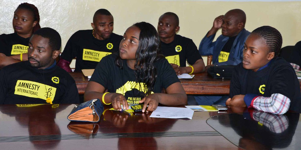Amnesty Mitarbeitende und Mitglieder planen eine Aktion für Folteropfer in der Demokratischen Republik Kongo. © Amnesty International