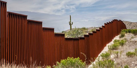 Symbol der Ausgrenzung: An der Grenze zwischen den USA und Mexiko stehen bereits Mauern und Grenzzäune – bald soll die Abriegelung komplett sein, wenn es nach dem US-Präsidenten geht. © Chess Ocampo / Shutterstock