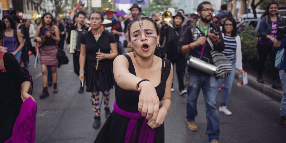 Weltweit setzen sich Frauen und Männer für Frauenrechte und gegen sexuelle Gewalt ein, wie hier in Mexiko am internationalen Tag der Frau. © Sergio Ortiz/Amnesty International