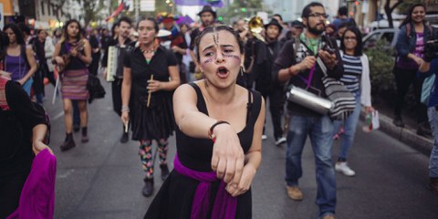 Weltweit setzen sich Frauen und Männer für Frauenrechte und gegen sexuelle Gewalt ein, wie hier in Mexiko am internationalen Tag der Frau. © Sergio Ortiz/Amnesty International