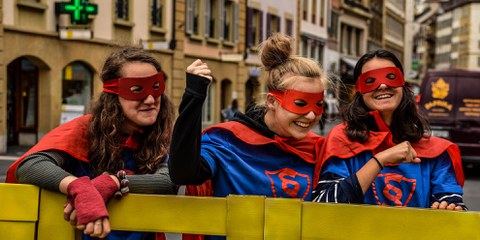 Mehr als 100 Strassenaktionen zur Sensibilisierung für die Bedeutung der Europäischen Menschenrechtskonvention wurden in der ganzen Schweiz durchgeführt: Amnesty-Aktivistinnen an einer Veranstaltung gegen die «Selbstbestimmungsinitiative». © AI