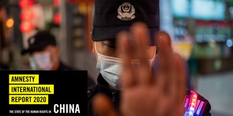 Ein Polizist versucht, einen Fotojournalisten daran zu hindern, Bilder auf einer Strasse in Peking am 13. Oktober 2020 zu machen. ©  NICOLAS ASFOURI / AFP