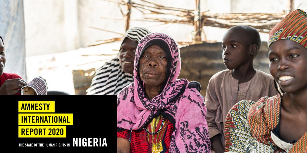 Amina, 70, sitzt mit ihren Enkelkindern in einem Lager  für intern Vertreibene im Bundesstaat Borno im Nordosten Nigerias, Oktober 2020. © The Walking Paradox / Amnesty International.