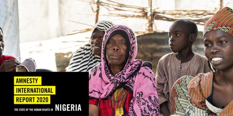 Amina, 70, sitzt mit ihren Enkelkindern in einem Lager  für intern Vertreibene im Bundesstaat Borno im Nordosten Nigerias, Oktober 2020. © The Walking Paradox / Amnesty International.