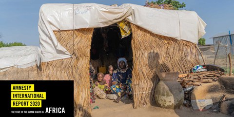 Falmata, Anfang 60, sitzt in ihrer Unterkunft mit zwei ihrer Enkelkinder, in einem Lager für Binnenvertriebene im Bundesstaat Borno im Nordosten Nigerias, Oktober 2020. © The Walking Paradox / Amnesty International Falmata, Anfang 60, sitzt in ihrer Unterkunft mit zwei ihrer Enkelkinder, in einem Lager für Binnenvertriebene im Bundesstaat Borno im Nordosten Nigerias, Oktober 2020. © The Walking Paradox / Amnesty International