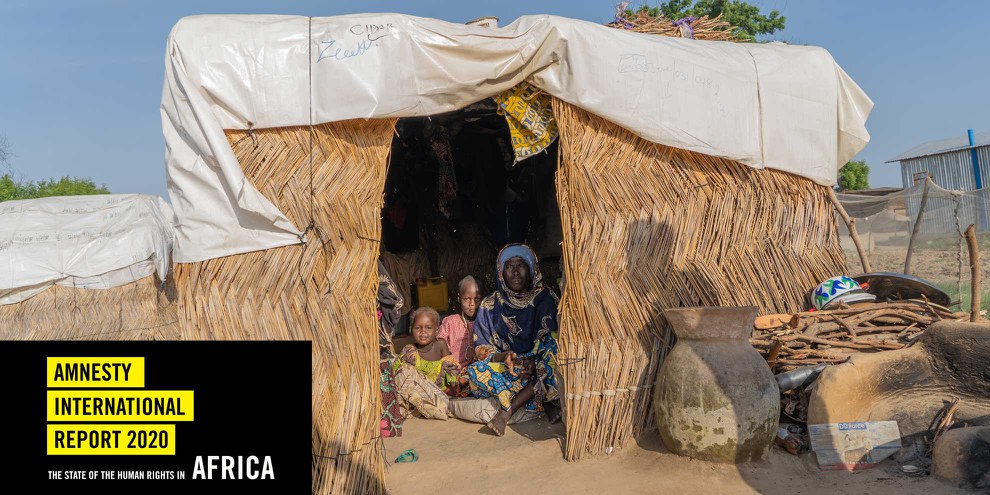 Falmata, Anfang 60, sitzt in ihrer Unterkunft mit zwei ihrer Enkelkinder, in einem Lager für Binnenvertriebene im Bundesstaat Borno im Nordosten Nigerias, Oktober 2020. © The Walking Paradox / Amnesty International Falmata, Anfang 60, sitzt in ihrer Unterkunft mit zwei ihrer Enkelkinder, in einem Lager für Binnenvertriebene im Bundesstaat Borno im Nordosten Nigerias, Oktober 2020. © The Walking Paradox / Amnesty International