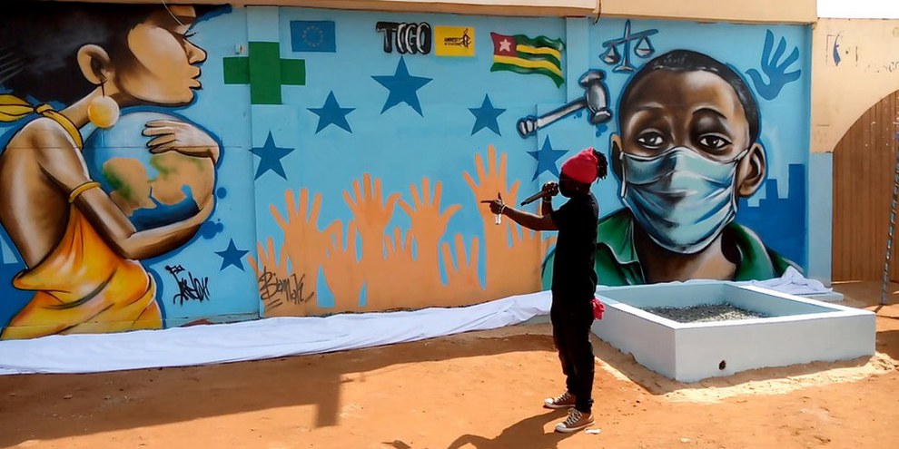 Ungleichheit beim Impfstoffzugang, eingeschränkte Meinungsäusserungsfreiheit und Migrationskrisen – drei Themen, die die Menschenrechtsarbeit herausforderten. © Amnesty International