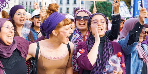 Im Jahr 2021 hat das Schweizer Volk mit einer knappen Mehrheit einem Burkaverbot an öffentlichen Orten zugestimmt. Diese Demonstration in Genf des Kollektivs der «violetten Kopftücher» prangert eine islamophobe Initiative an, die ihre Ziele verfehlt. © Aïda Hammad