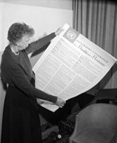 Eleanor Roosevelt mit der AEMR © UN Photo