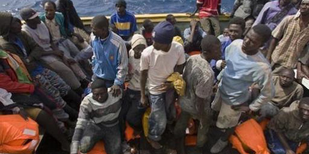 Flüchtlinge in einem Boot vor Teneriffa ©  UNHCR / A. Rodríguez