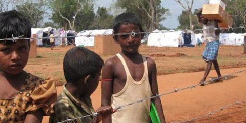 Kinder in dem mit Stacheldraht umzäunten Lager «Menik Farm» © Amnesty International