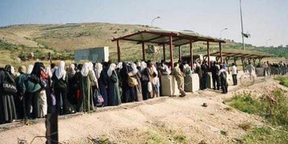 Frauen warten auf den Übergang am Checkpoint Huwara © MachsomWatch