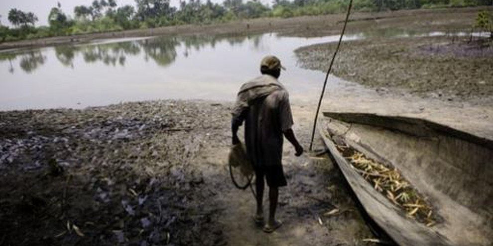 Ausgelaufenes Öl bedroht die Existenzgrundlage der Fischer im Ogoniland © Kadir van Lohuizen/NOOR