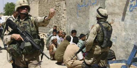 US-Soldaten verhaften irakische Männer in Bagdad. © Rei Shiva