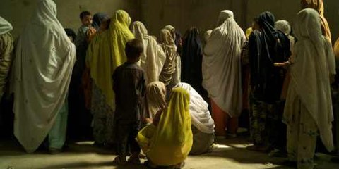 Flüchtlinge aus dem Swat-Tal bei der Essensverteilung. © UNHCR/ A. Fazzina