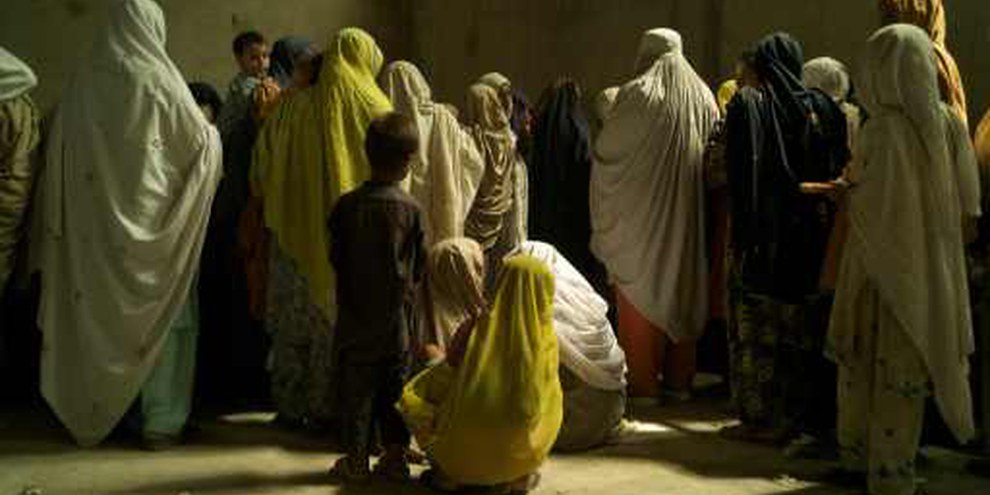 Flüchtlinge aus dem Swat-Tal bei der Essensverteilung. © UNHCR/ A. Fazzina