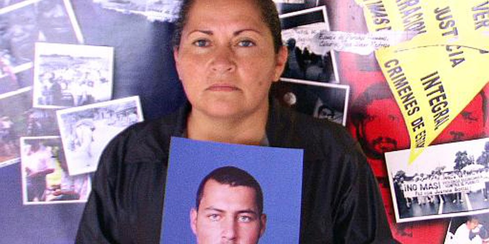 Luz Marina Bernal Parra mit einer Fotografie ihres verschwundenen Sohnes, Kolumbien, 26. Mai 2010. © Privat