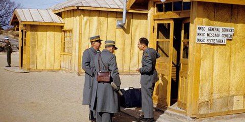 Werner Scheidegger (rechts) mit zwei anderen Schweizer Offizieren 1953 in Panmunjom © ZVG
