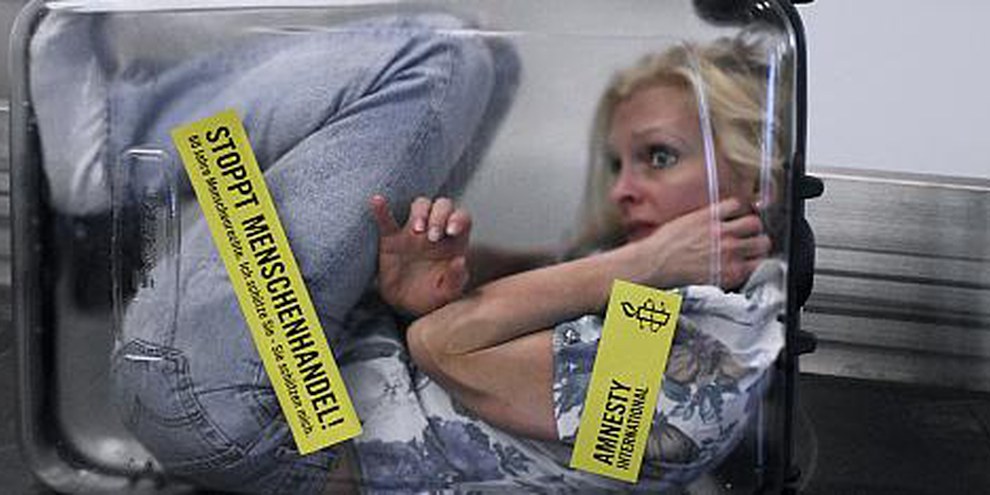 Menschenhandel degradiert Frauen zur Ware. Amnesty-Aktionsbild 2008. © AI