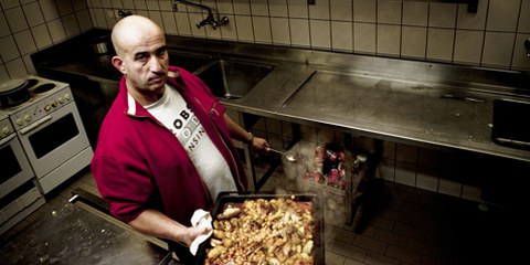 Mann aus dem Iran (Nothilfezentrum Brünig): Essen mit 5 Franken. © Jacek Pulawski