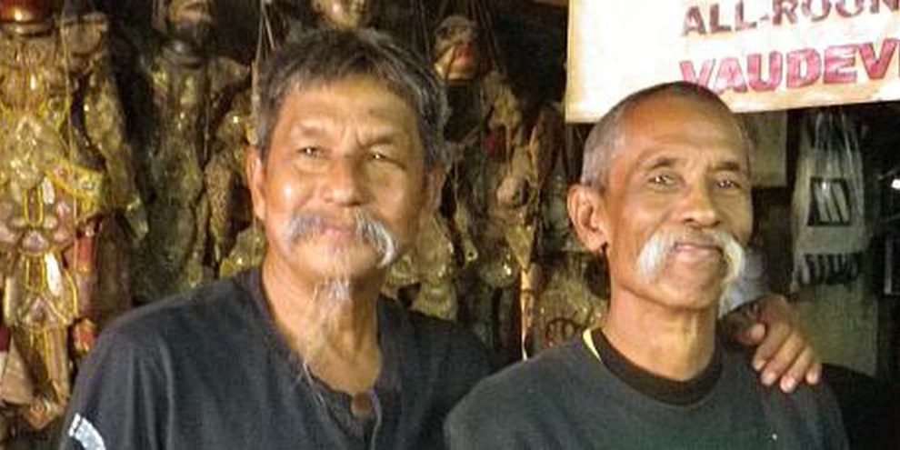 Die Moustache-Brothers spielen jeden Abend. Allein Lu Maw (rechts) spricht Englisch. © AI