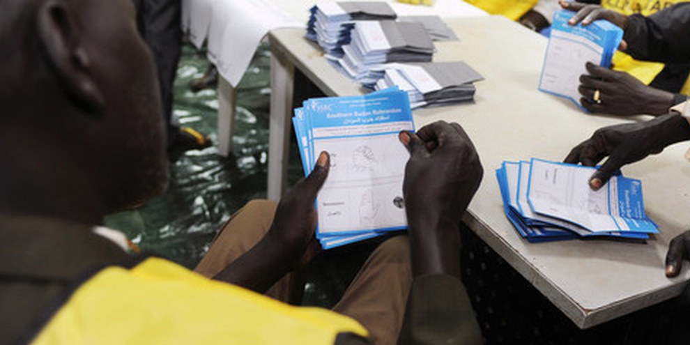 Die Südsudanesen wollen ihre Unabhängigkeit. Doch es fehlt an Brunnen, Brücken und Bildung. Rechtsstaatliche Strukturen befinden sich erst im Aufbau. Die Polizisten sind schlecht ausgebildet und legen wenig Wert auf die Einhaltung der Menschenrechte. © UN Photo/Paul Banks 