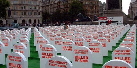 Hunderte von Grabsteinen stehen für die Opfer von Waffengewalt. Trafalgar Square, London 2003. © AI