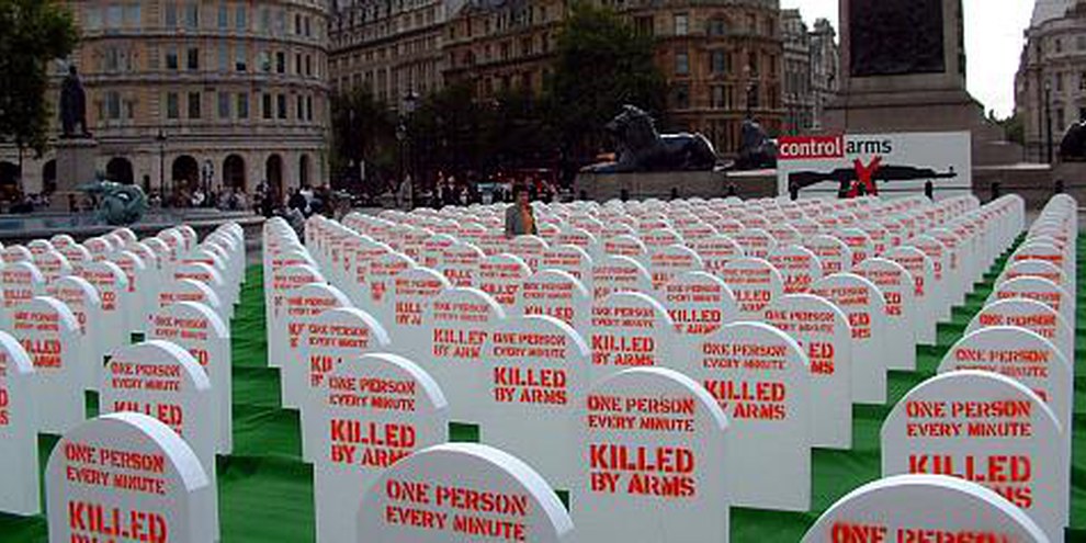 Hunderte von Grabsteinen stehen für die Opfer von Waffengewalt. Trafalgar Square, London 2003. © AI