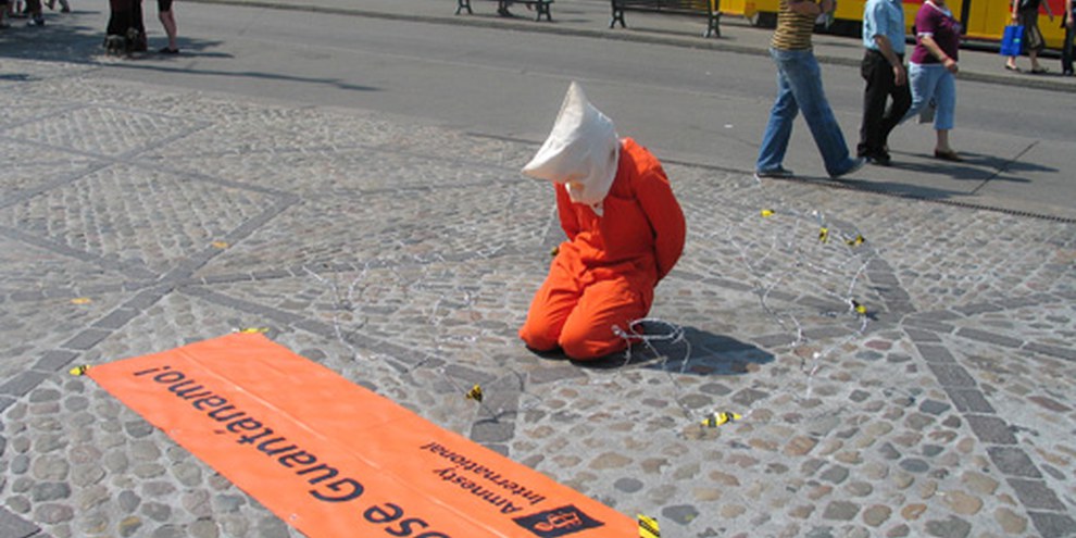 Guantanamo-Aktion in Basels Innenstadt. © AI