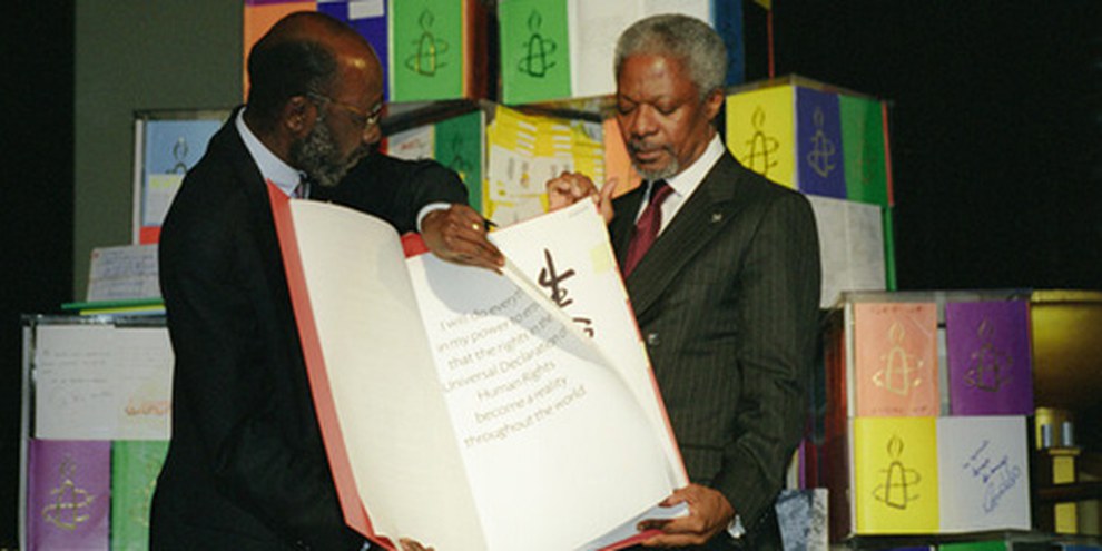 13 Millionen Unterschriften für die Menschenrechte: Amnesty-Generalsekretär Pierre Sané (links) und Uno-Generalsekretär Kofi Annan 1998. © AI