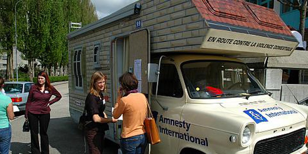 2006 war Amnesty in 11 Kantonen mit dem «Mobil gegen häusliche Gewalt» unterwegs. © AI