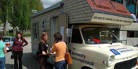 2006 war Amnesty in 11 Kantonen mit dem «Mobil gegen häusliche Gewalt» unterwegs. © AI