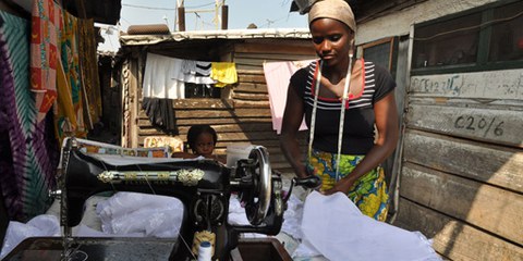 Fatimas Nähatelier in Accra: Keine Arbeit im Heimatdorf. © Samuel Burri