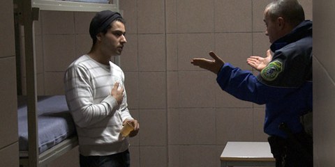 Der Romaflüchtling Jeton und ein Polizist. © Climage