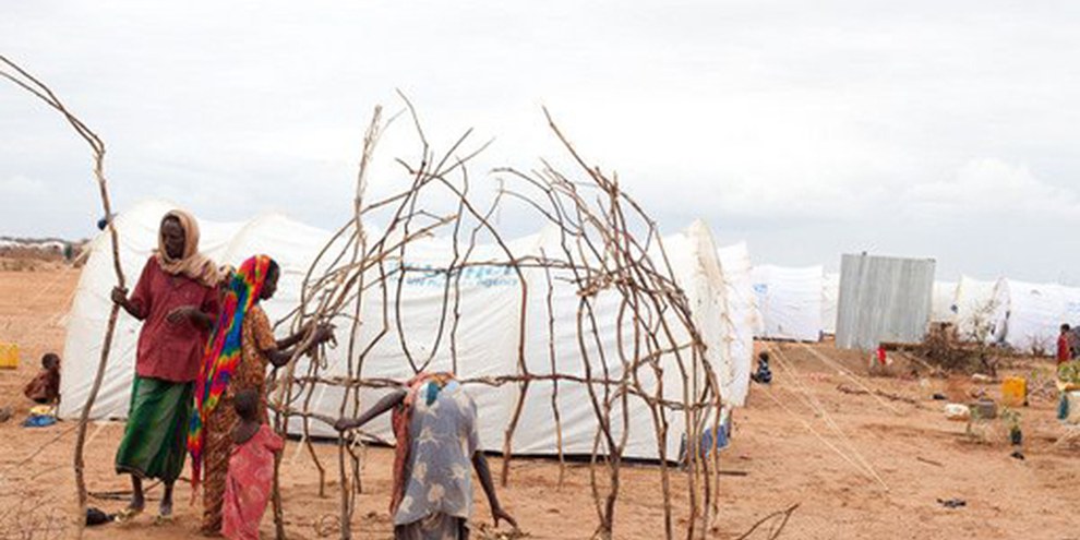 Eine somalische Familie baut sich in einem Flüchtlingscamp in Kenya eine neue Bleibe. © UNHCR / B. Bannon 