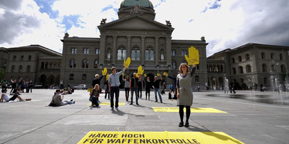 Strikte Kontrolle gefordert: Aktion auf dem Bundesplatz. © Philippe Lionnet
