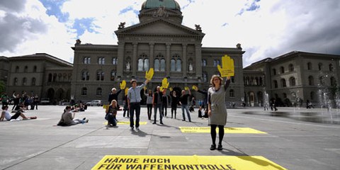 Strikte Kontrolle gefordert: Aktion auf dem Bundesplatz. © Philippe Lionnet