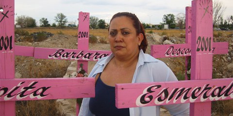 Marisela Ortiz, Mitgründerin der Organisation «Nuestras hijas de regreso a casa» zwischen Gräbern von entführten und ermordeten Frauen in Ciudad Juárez © Amnesty International