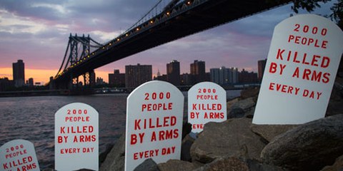 Amnesty-Aktion am East River in New York. © Control Arms/Andrew Kelly