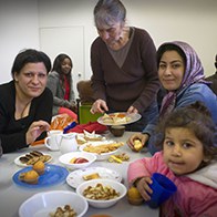 Gelegenheit für Gespräche: Asylsuchende und Freiwillige in Sainte-Croix.