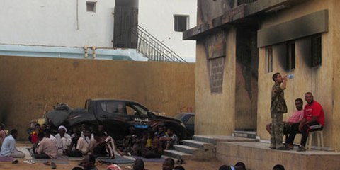 Migranten werden in Libyen eingesperrt, hier in Kufra. © AI