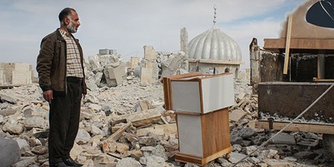 EinSyrer steht in der nordwestlichen Stadt Maraatal-Numan vor den Trümmern seines Hauses. © AP Photo/Mustafa Karali
