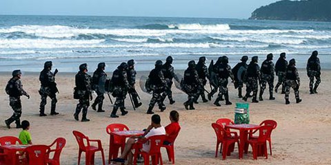 Strandstimmung mit Sicherheitskräften in Florianopolis. © REUTERS/Sergio Moraes