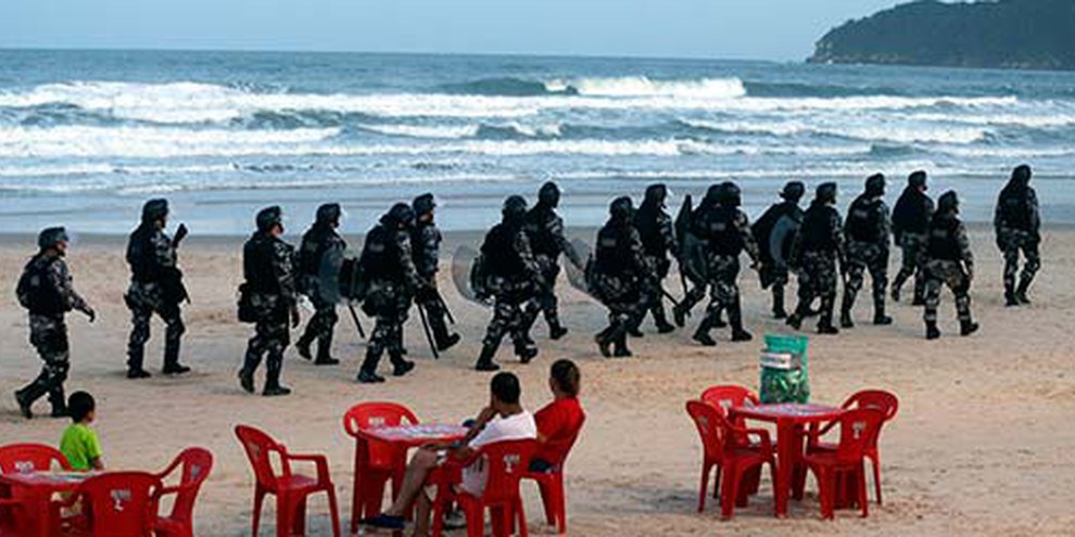 Strandstimmung mit Sicherheitskräften in Florianopolis. © REUTERS/Sergio Moraes