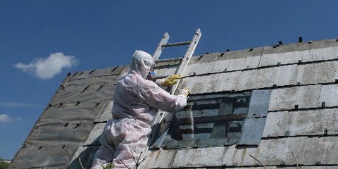Gefährliche Asbest-Entfernung © Krzysztof Slusarczyk / shutterstock.com