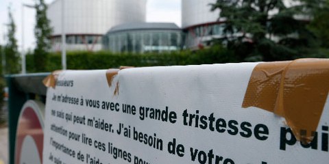 Antrag an den EGMR als Poster vor dem Sitz in Strassburg © Reuters/Vincent Kessler